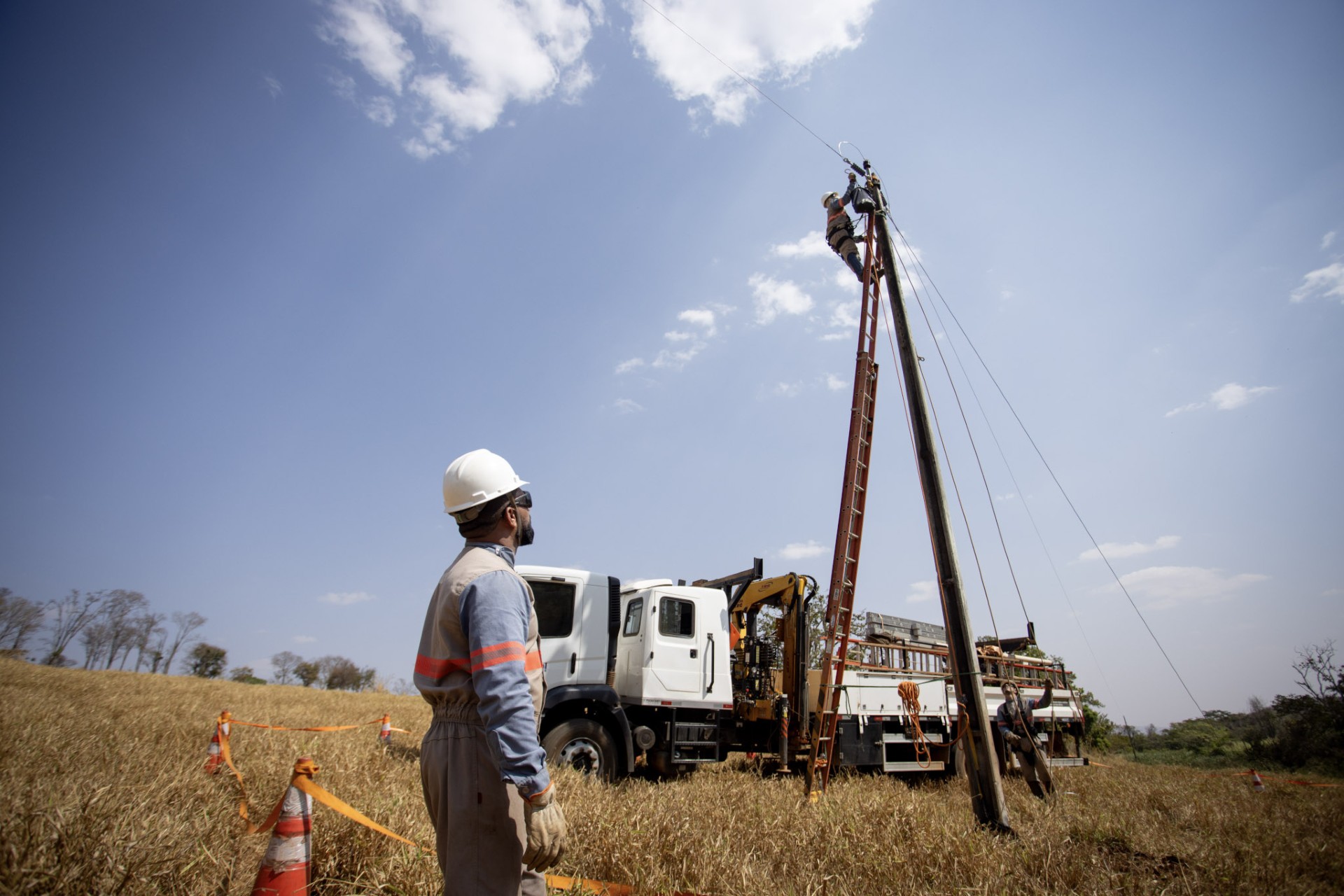 Zona rural de Goiás exige atenção com rede elétrica: veja 3 cuidados essenciais no dia a dia