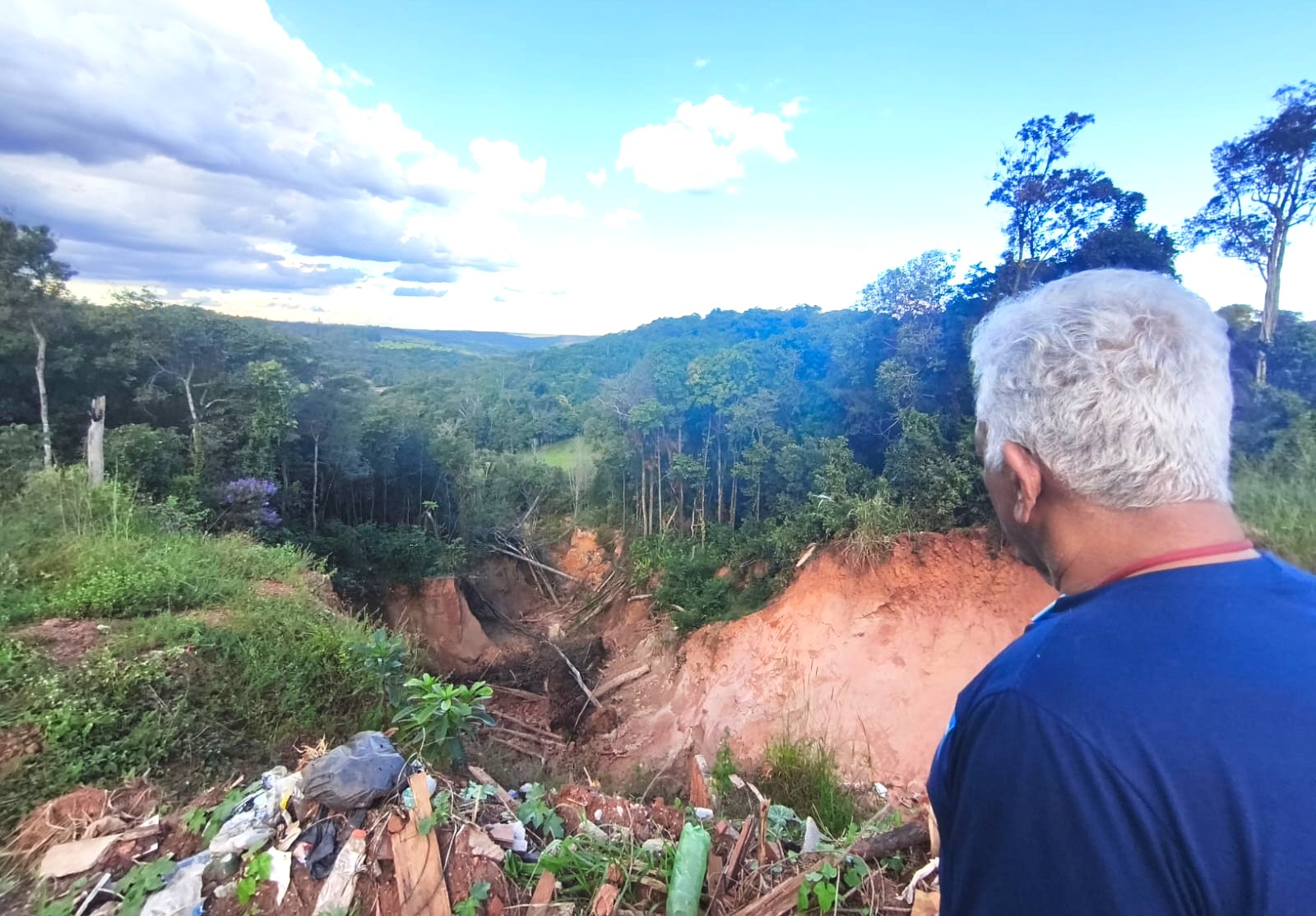 Secretaria do Entorno do DF vistoria voçorocas em Alexânia e apoia relatório para emergência